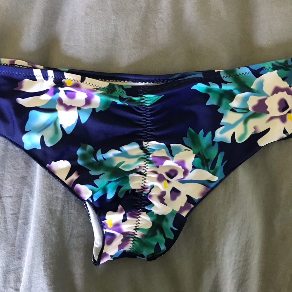 Floral bikini - Picture 3 of 4